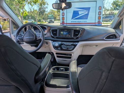 Used 2018 Chrysler Pacifica Touring Plus FWD image 15