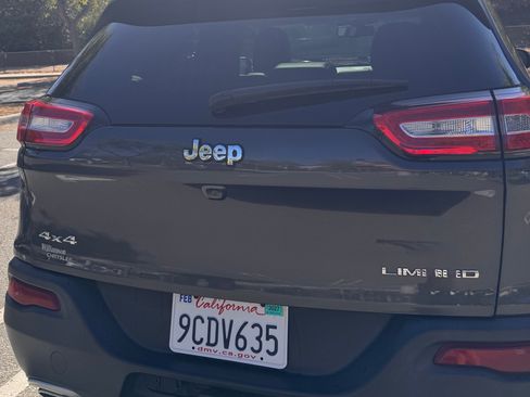 Used 2016 Jeep Cherokee Limited w/ Luxury Group AWD/4WD image 9