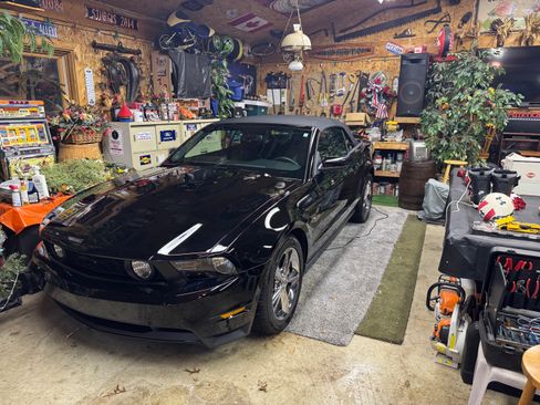 Used 2010 Ford Mustang GT Premium image 18