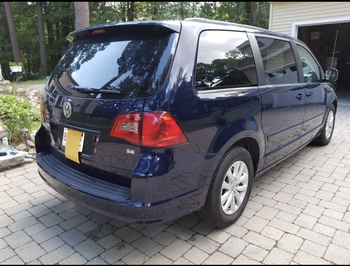 Used 2014 Volkswagen Routan SE FWD image 4