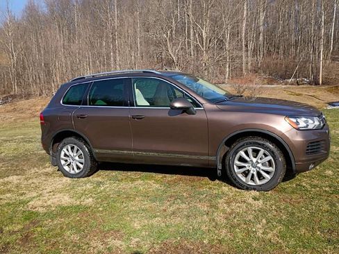 Used 2013 Volkswagen Touareg Sport image 8
