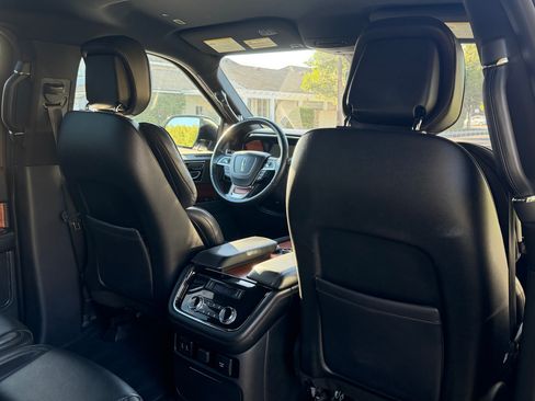 Used 2018 Lincoln Navigator Select w/ Technology Package AWD/4WD image 9