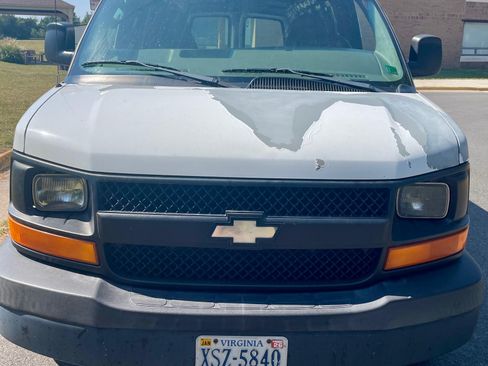 Used 2005 Chevrolet Express 2500 image 4