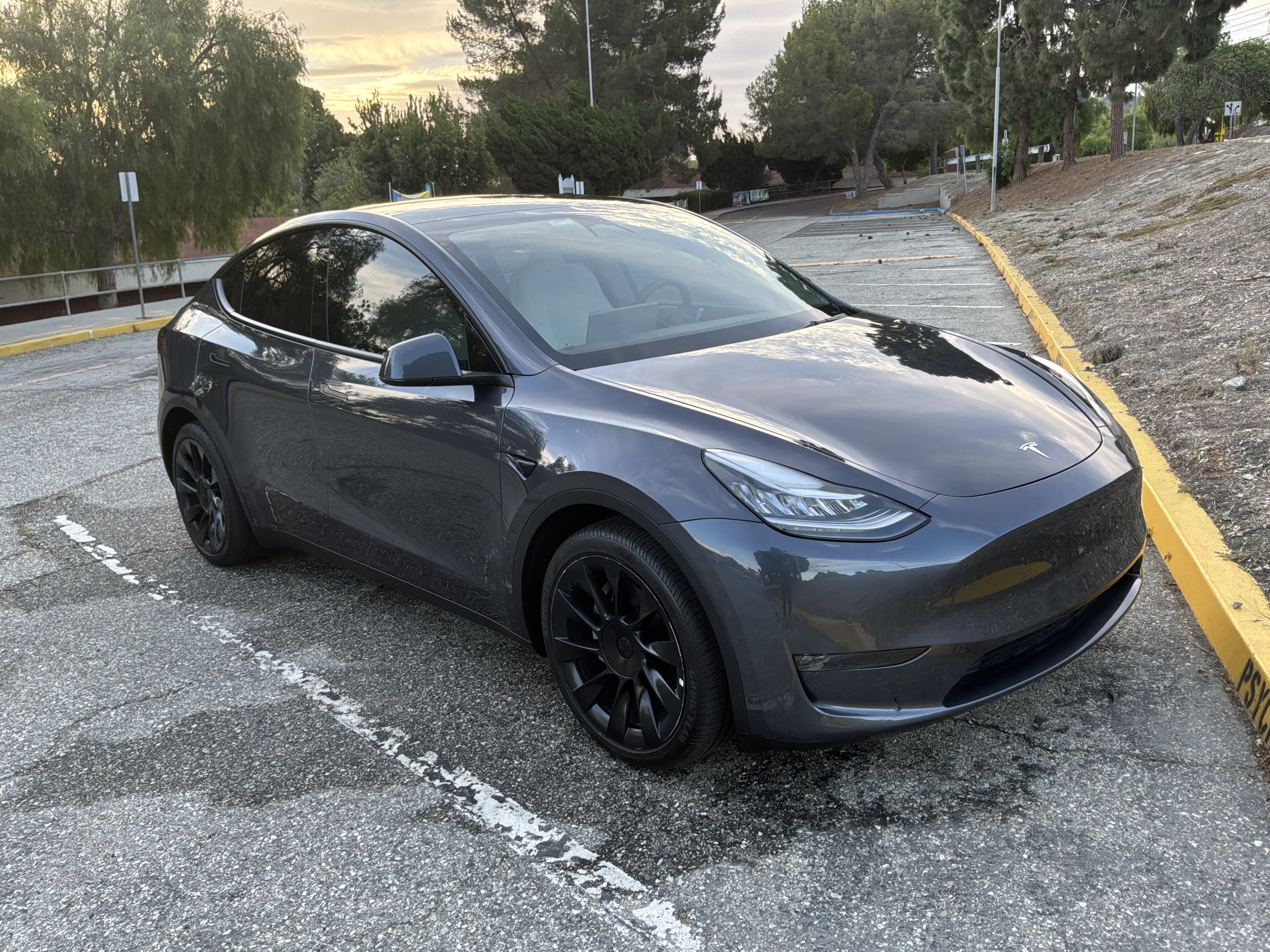 Used 2022 Tesla Model Y Long Range AWD/4WD image 1