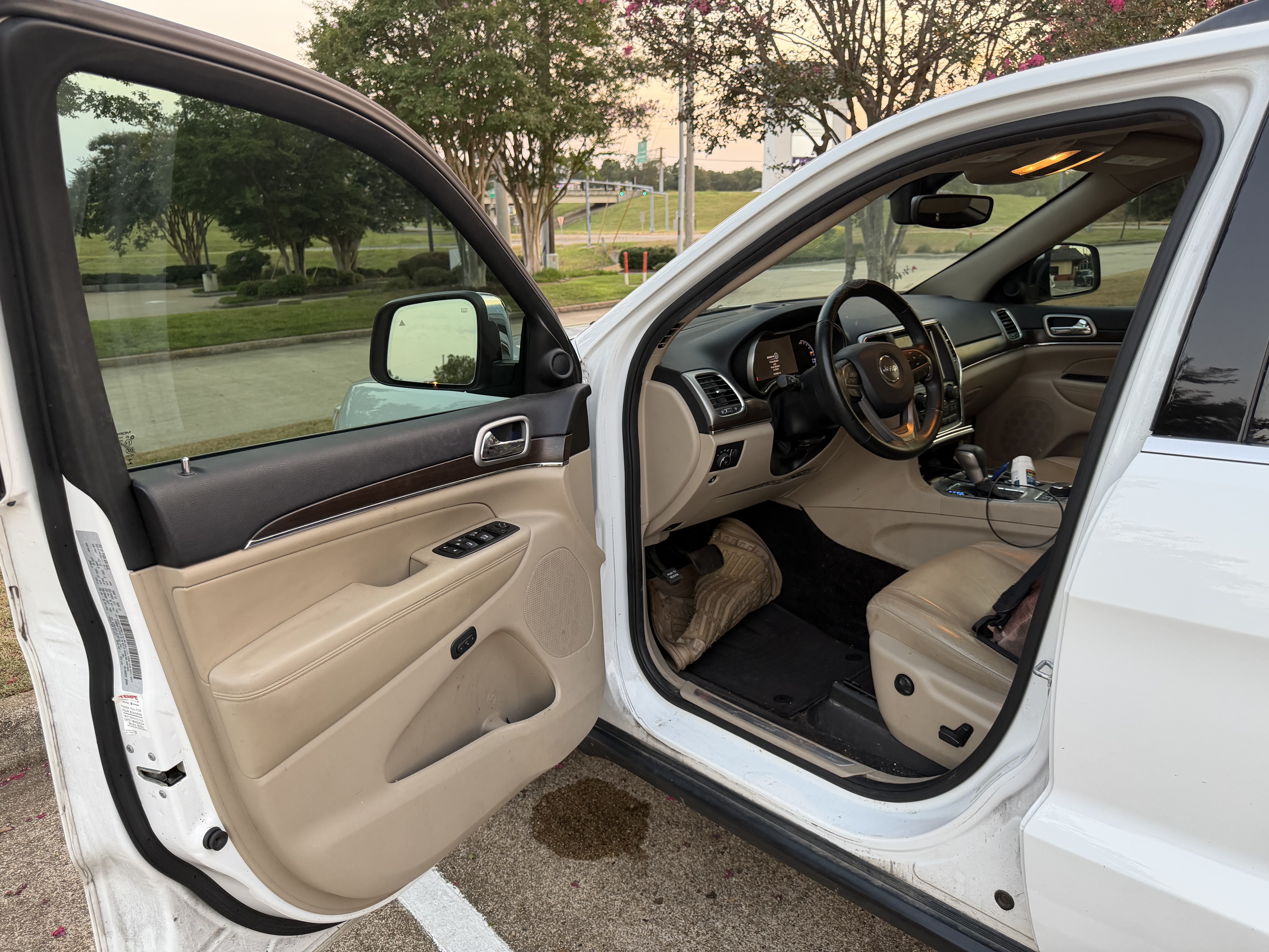 Used 2018 Jeep Grand Cherokee Limited AWD/4WD image 8