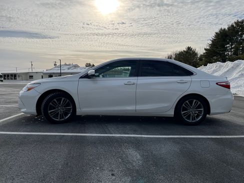 Used 2016 Toyota Camry SE image 2