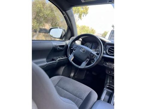 Used 2018 Toyota Tacoma TRD Off-Road w/ Technology Package RWD image 9