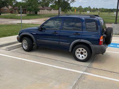 Used 2004 Suzuki Vitara LX Sport Utility 4D image 2