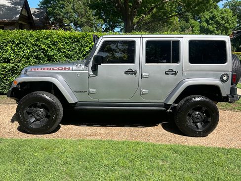 Used 2016 Jeep Wrangler Unlimited Rubicon w/ Connectivity Group AWD/4WD image 4