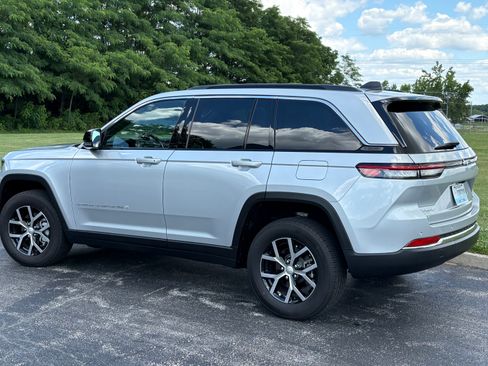 Used 2025 Jeep Grand Cherokee Limited AWD/4WD image 12