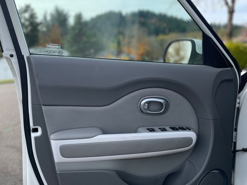 Used 2015 Kia Soul EV + image 15