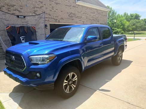 Used 2018 Toyota Tacoma TRD Sport AWD/4WD image 4