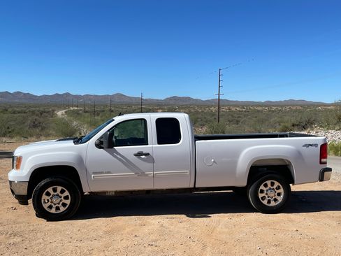 Used 2011 GMC Sierra 2500 SLE w/ SLE Preferred Package image 1