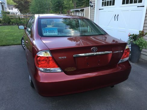 Used 2005 Toyota Camry FWD image 2