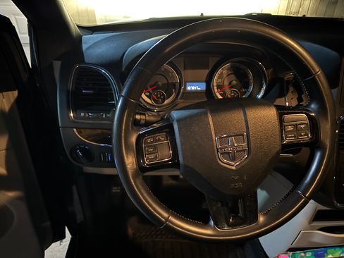 Used 2017 Dodge Grand Caravan SE image 4