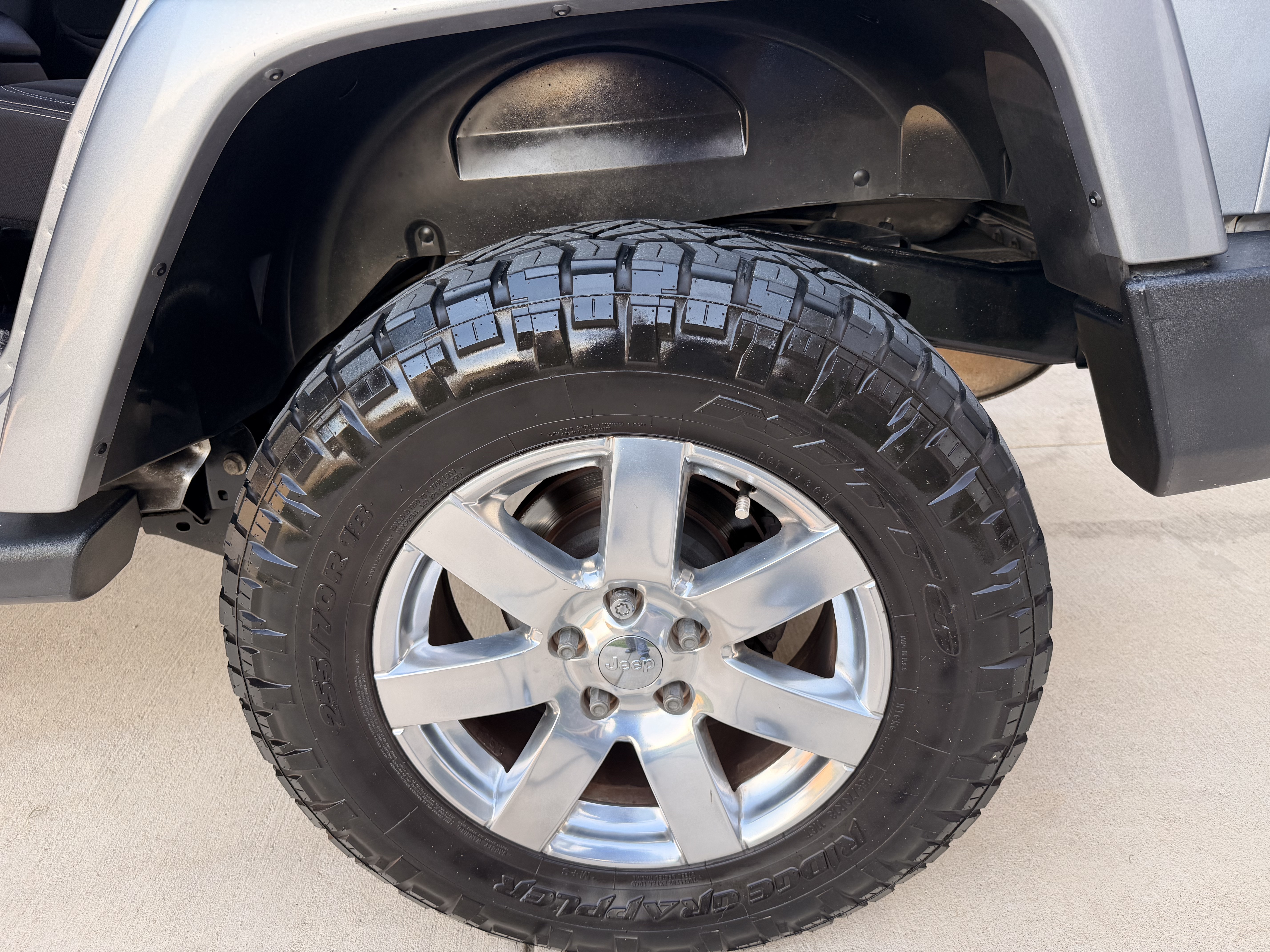 Used 2013 Jeep Wrangler Unlimited Sahara w/ Connectivity Group AWD/4WD image 13