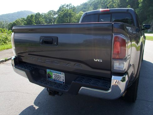 Used 2020 Toyota Tacoma TRD Off-Road AWD/4WD image 13