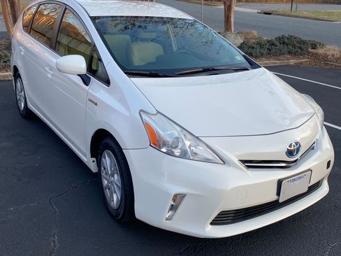 Used 2013 Toyota Prius V Five image 8