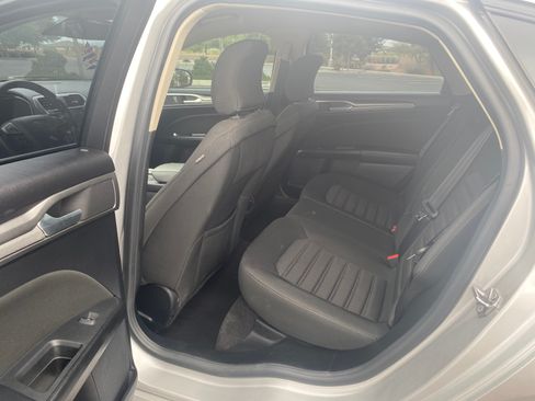 Used 2019 Ford Fusion SE FWD image 9