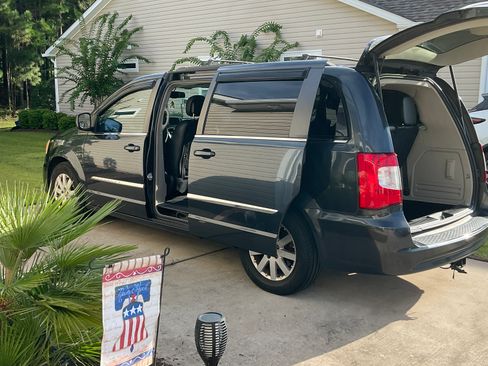 Used 2014 Chrysler Town & Country Touring FWD image 5