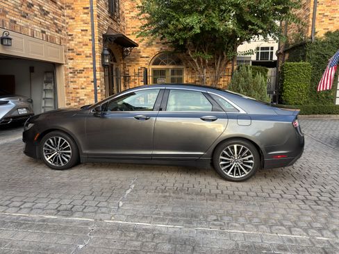 Used 2020 Lincoln MKZ w/ Convenience Package FWD image 11