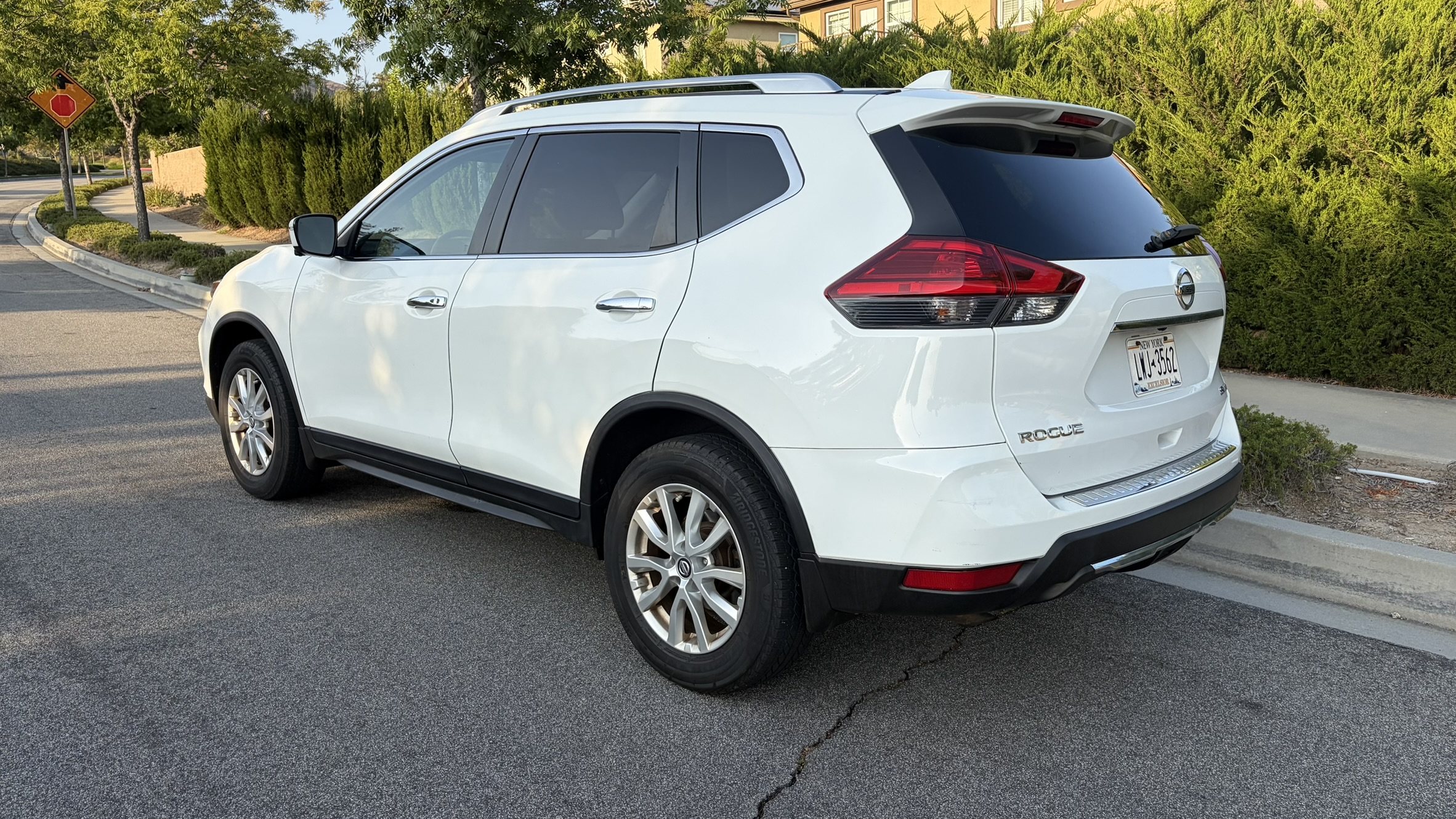 Used 2017 Nissan Rogue SV w/ SV Premium Package AWD/4WD image 6