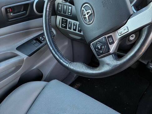 Used 2014 Toyota Tacoma 4x4 Access Cab V6 w/ TRD Sport Package image 9