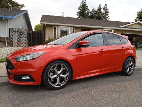 Used 2017 Ford Focus ST FWD image 1
