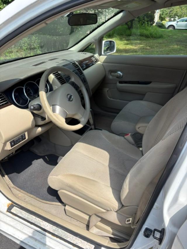 Used 2011 Nissan Versa Hatchback w/ Navigation/Satellite Pkg FWD image 6