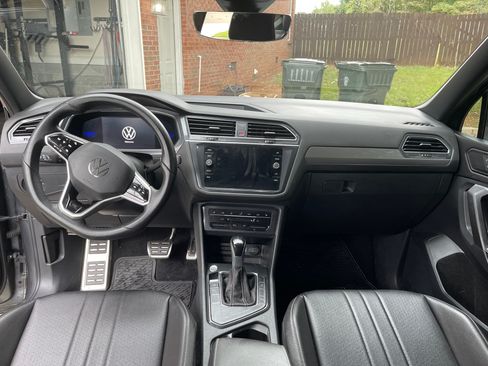 Used 2022 Volkswagen Tiguan SE R-Line image 9