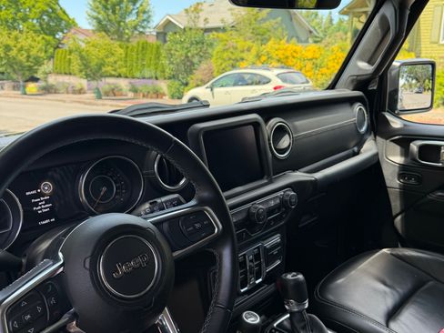 Used 2018 Jeep Wrangler Unlimited Sahara AWD/4WD image 14