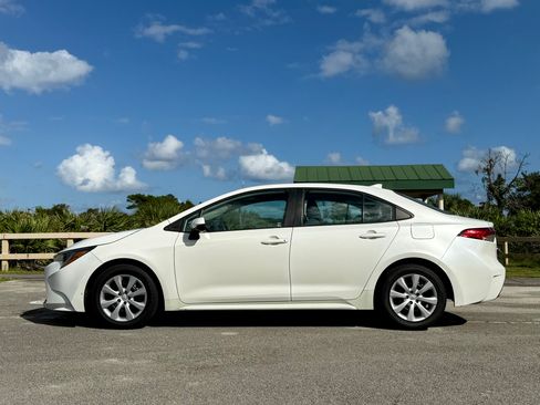 Used 2021 Toyota Corolla LE image 4