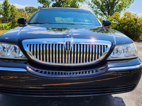 Used 2010 Lincoln Town Car Signature Limited image 11