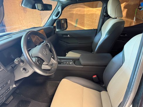 Used 2025 Lexus GX 550 image 11