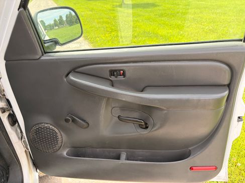 Used 2006 Chevrolet Silverado 2500 W/T w/ Snow Plow Prep Package AWD/4WD image 8