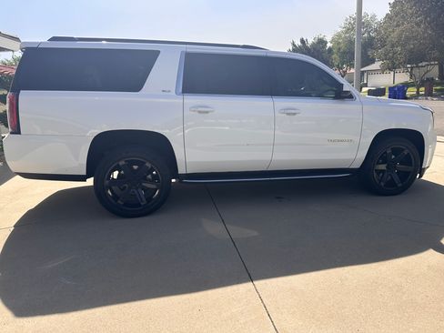 Used 2019 GMC Yukon XL SLT image 2