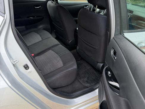 Used 2018 Nissan Leaf SV w/ SV All Weather Package FWD image 4