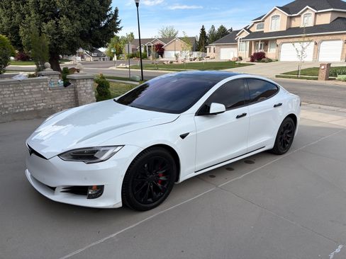 Used 2016 Tesla Model S P90D image 1