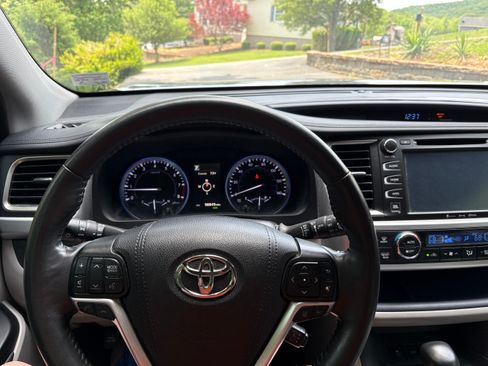Used 2019 Toyota Highlander Limited Platinum FWD image 8