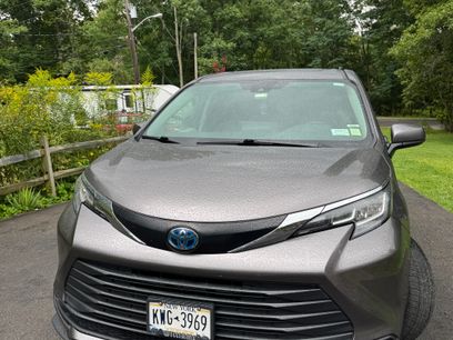 Used 2022 Toyota Sienna LE w/ LE Plus Package