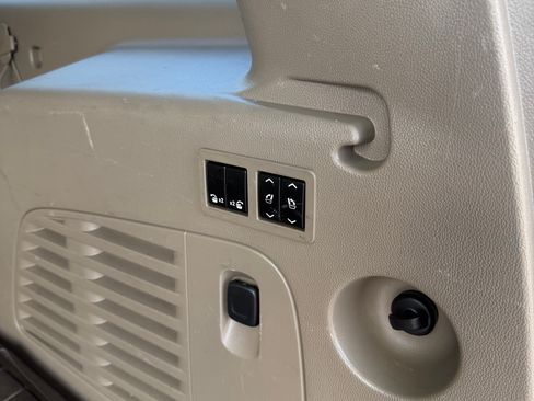 Used 2015 Chevrolet Suburban LTZ RWD image 12