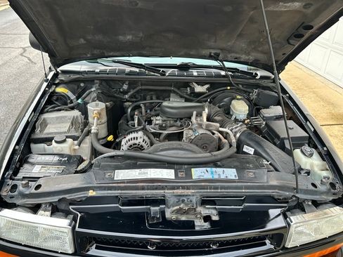 Used 2002 Chevrolet S10 Pickup LS w/ LS Preferred Equipment Group image 2