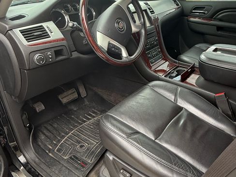 Used 2013 Cadillac Escalade Premium image 4