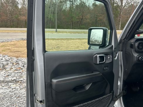 Used 2020 Jeep Wrangler Unlimited Sahara image 11