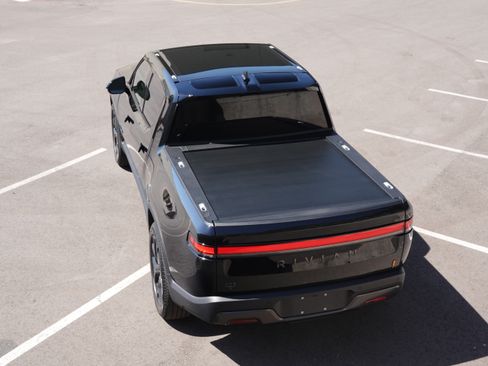 Used 2026 Rivian R1T Premium image 6