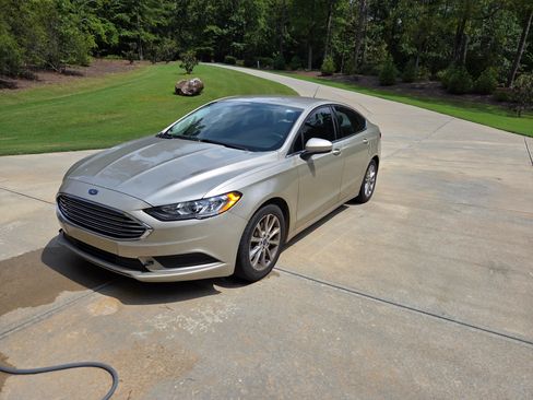 Used 2017 Ford Fusion SE w/ Fusion SE Technology Package FWD image 4