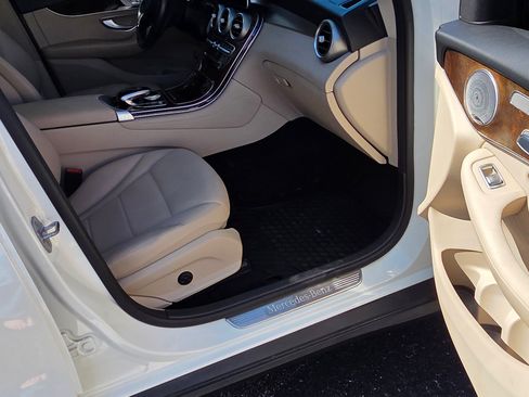 Used 2017 Mercedes-Benz GLC 300 4MATIC image 13