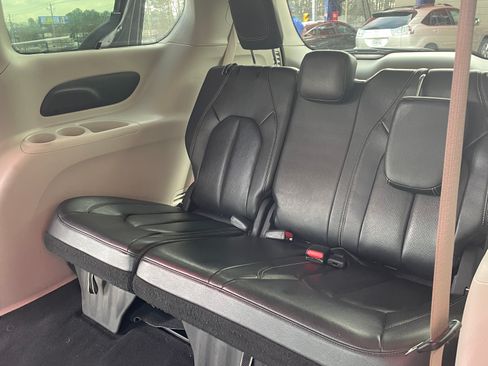 Used 2022 Chrysler Pacifica Touring-L image 11