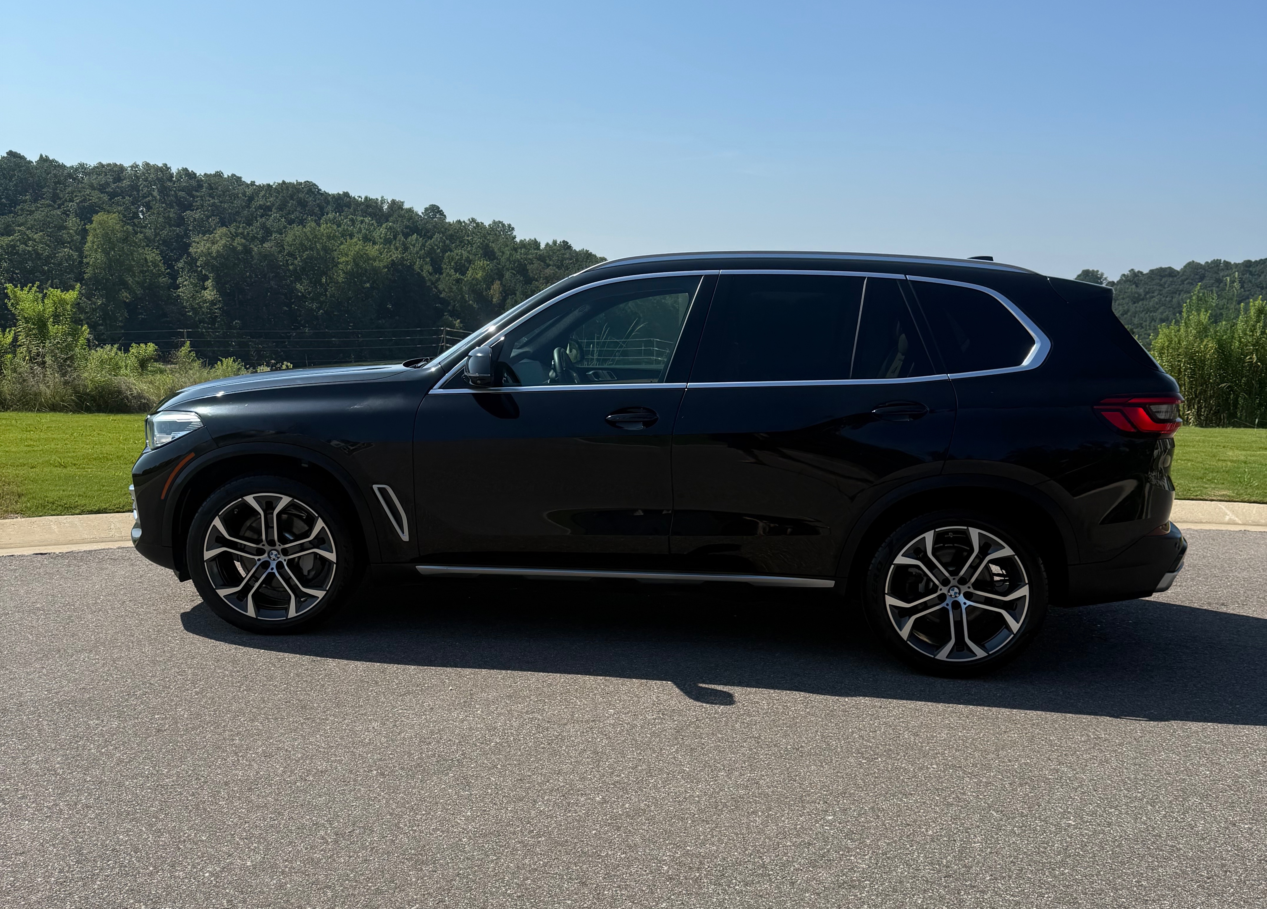Used 2019 BMW X5 xDrive40i w/ Premium Package 2 AWD/4WD image 1