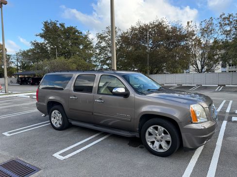 Used 2011 GMC Yukon XL SLT w/ Regional Value Package image 6